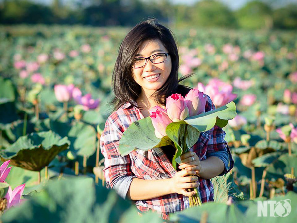 Tư vấn chụp ảnh áo dài với hoa Sen đẹp tại Hà Nội -Aodaiminhnguyet.com Áo  dài Minh Nguyệt