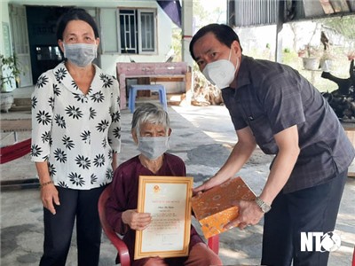 Đồng chí Phan Tấn Cảnh, UVTV Tỉnh uỷ, Phó Chủ tịch UBND tỉnh thăm, chúc thọ cụ bà tròn 100 tuổi